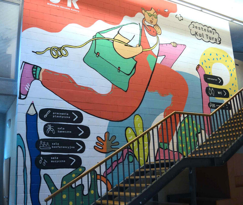 Mural na ścianie wewnątrz Białołęckiego Ośrodka Kultury w Warszawie