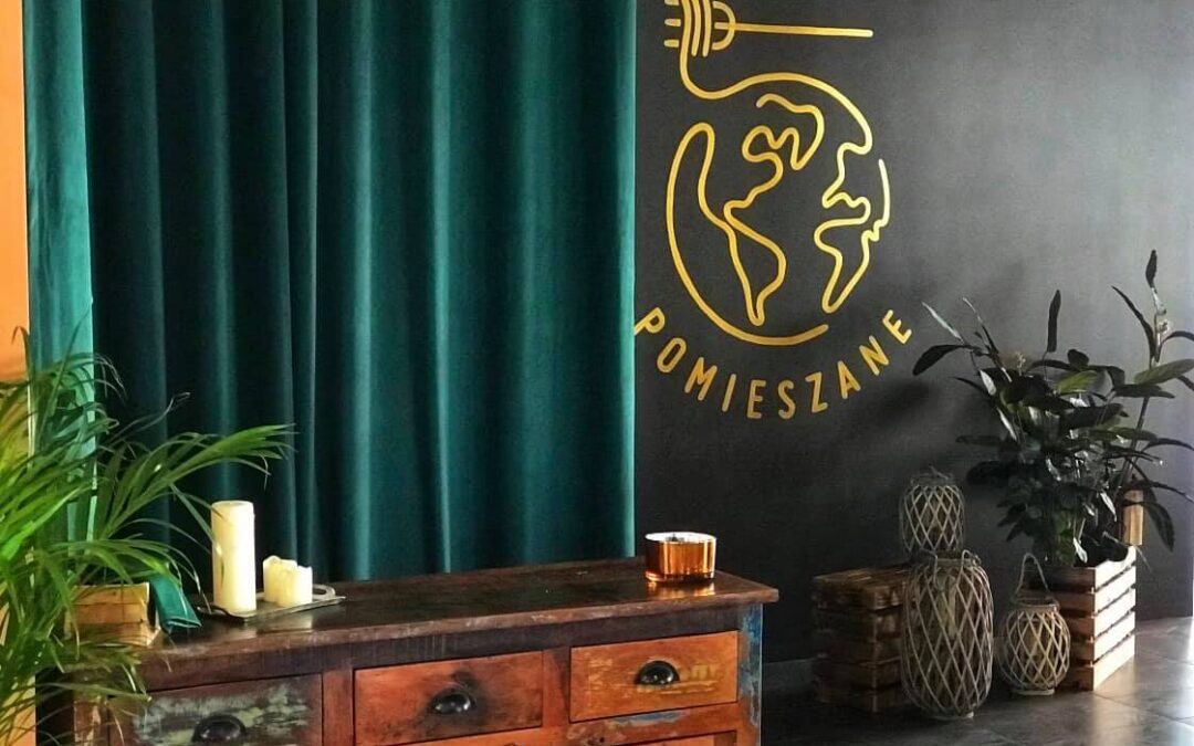 Mural przedstawiający logo restauracji „Pomieszane”